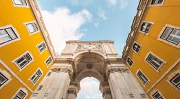 Τέλειες πόλεις για να συνδυάσεις ποδοσφαιρικούς αγώνες και διακοπές