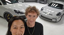 Ο Mark Zuckerberg έκανε μια περίεργη μετατροπή σε Porsche Cayenne για χάρη της γυναίκας του (video)