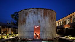 Ένα από τα πιο ξεχωριστά εστιατόρια της Ελλάδας βρίσκεται μέσα σε μια δεξαμενή κρασιού