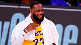 Το Esquire στο hoodie του LeBron James