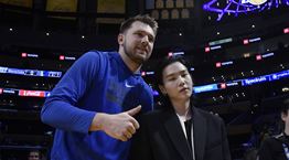 Τι δουλειά έχει ο Suga των BTS στο NBA;