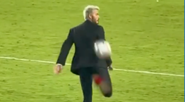 Μεγάλη μπάλα και με κοστούμι για τον David Beckham