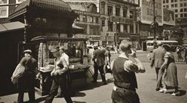 Άνδρας φαίνεται να μιλάει σε κινητό τηλέφωνο, σε φωτογραφία του 1936