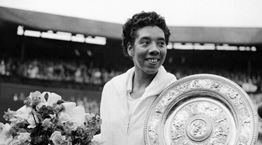 Althea Gibson, η πρώτη Αφροαμερικανίδα που κέρδισε το Wimbledon