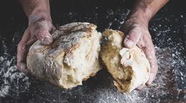 Γιατί όλοι φτιάχνουν ψωμί στην καραντίνα