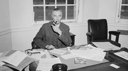 Δημιουργώντας το signature martini του Oppenheimer