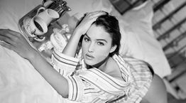 Ακόμη και με γκρι μαλλιά, η Monica Bellucci παραμένει μοναδική