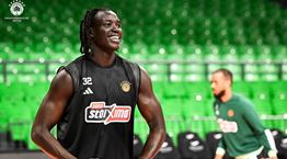 O Wenyen Gabriel έκανε &#39;πρεμιέρα&#39; στον ΠΑΟ και η Naomi Campbell τον αποθέωσε