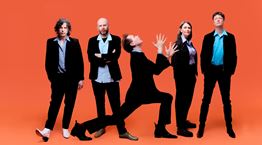 Ο Alex Kapranos των Franz Ferdinand έπαιξε μπουζούκι στο Glastonbury-το επικό ντουέτο με διάσημο ηθοποιό