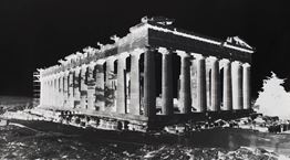 Η Vera Lutter και τα σπαράγματα του παρελθόντος χρόνου