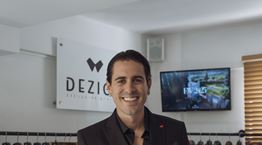 Για τον Αλέξανδρο Φίλη, μόδα είναι η αυθεντικότητα και ο πειραματισμός