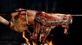 Τσικνοπέμπτη: Πώς να ψήσεις, το σωστό κρασί και πού να πας αν βγεις