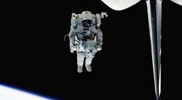 Η απίστευτη αδημοσίευτη φωτογραφία από τον πρώτο διαστημικό περίπατο