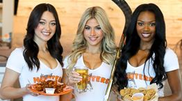 Κλείνουν τα εστιατόρια Hooters-Γνωστά για την εξυπηρέτηση με τα &quot;καυτά&quot; κορίτσια τους