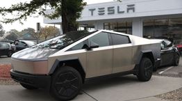 Τα Cybertruck του Elon Musk βοηθούν τους πληγέντες από τις φωτιές στο Λος Άντζελες