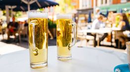 Πώς θα καταλάβεις αν σου σέρβιραν την μπύρα σε βρώμικο ποτήρι