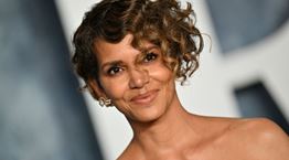 Halle Berry με μπικίνι για να μπει καλά ο Οκτώβριος