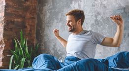 Τι ώρα πρέπει να ξυπνάς για να είσαι ευτυχισμένος, σύμφωνα με την επιστήμη