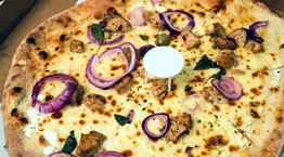 Πίτσα: Πού ακριβώς χρησιμεύει αυτό το πλαστικό στο κέντρο;