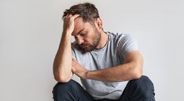 Περίπου 100 άνθρωποι πεθαίνουν την ώρα εξαιτίας της μοναξιάς