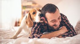 Είναι ωραίο να σε γλείφει ο σκύλος σου, αλλά ίσως είναι επικίνδυνο