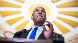 Γερουσιαστής των ΗΠΑ έσπασε ρεκόρ με 25ωρη ομιλία κατά του Trump