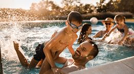 Πισίνα ή θάλασσα; Πού κινδυνεύουμε λιγότερο απ&#39; τα μικρόβια