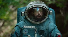 Με το Spaceman ο Adam Sandler συνεχίζει το ταξίδι του στη μιζέρια