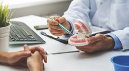 Εµφυτεύµατα δοντιών, τα πολλαπλά οφέλη στην ποιότητα ζωής