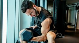 15λεπτο πρόγραμμα με αλτήρες για μυικό όγκο