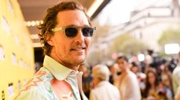Ο Matthew McConaughey παίζει bingo με ηλικιωμένους