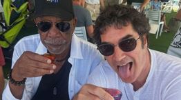 Ο Χριστόφορος Παπακαλιάτης πίνει σφηνάκια παρέα με τον Morgan Freeman στους Παξούς