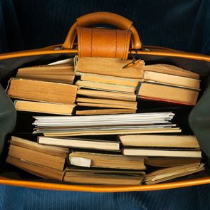 Μία βαλίτσα γεμάτη βιβλία για τις διακοπές