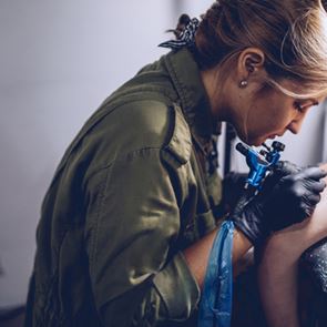 Οι Ουκρανοί κάνουν τατουάζ για τον πόλεμο