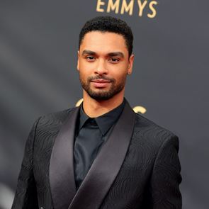 Μόλις ακούσαμε τον Rege-Jean Page να τραγουδά στα ελληνικά