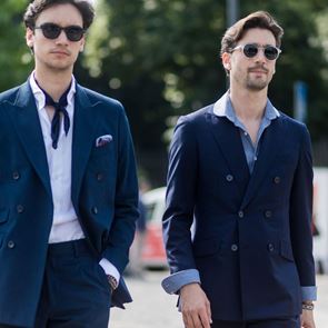 Ένα μπλε κοστούμι πρέπει να κρέμεται σε κάθε αντρική γκαρνταρόμπα