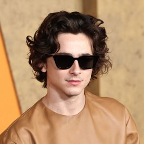 Το κούρεμα των σέρφερ επιστρέφει στη μόδα και πλέον λέγεται surfer curtains