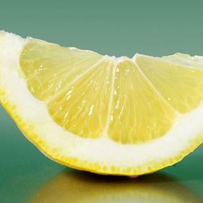 Ένα λεμόνι είναι το μόνο που χρειάζεσαι για να αναβαθμίσεις τη σχάρα σου