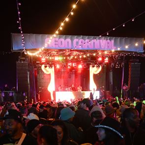 Το Απόλυτο Party της Ερήμου: Ο Γιώργος Σατσίδης γράφει για το Neon Carnival 2025