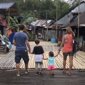 Μία τετραμελής οικογένεια από την Ελλάδα γυρίζει τον κόσμο