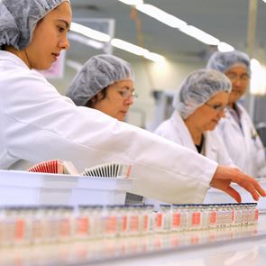 Προτεραιότητα σε ηλικιωμένους και υγειονομικούς για το &lt;em>εμβόλιο&lt;/em>