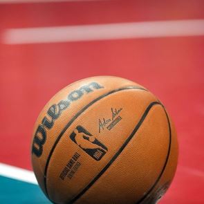 H εξήγηση πίσω από τα χρωματιστά παρκέ στο NBA