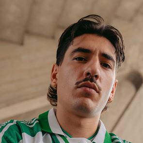 Héctor Bellerín σε vintage ποδοσφαιρικό στυλ