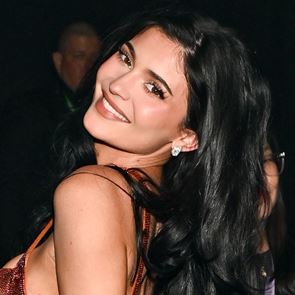 Η Kylie Jenner με σουτιέν από ρόδι είναι ό,τι πιο σέξι -και περίεργο- είδαμε σήμερα (video