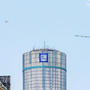 Ο ουρανός της &lt;em>Νέας&lt;/em> &lt;em>Υόρκης&lt;/em> γέμισε με τα τελευταία λόγια του George Floyd