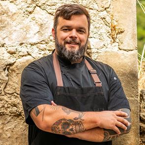 Κάτι νόστιμο μαγειρεύει ο Νίκος Θωμάς στην Κρήτη