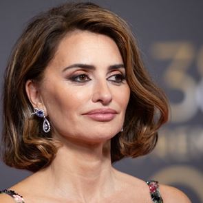 Ο στενός μαύρος κορσές της Penélope Cruz μόλις απογείωσε την Παρασκευή μας