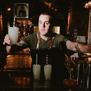 Ο Simone Caporale πιστεύει ότι τα μπαρ μπορούν να σώσουν τον κόσμο