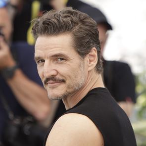 Ζηλεύουμε τα T-shirts του Pedro Pascal-είναι η τέλεια playlist