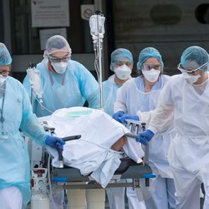 Τι αποκαλύπτουν οι νεκροψίες για τον κορονοϊό